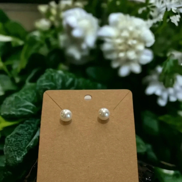 Elegant Faux Pearl Stud Earrings - Picture 6 of 7
